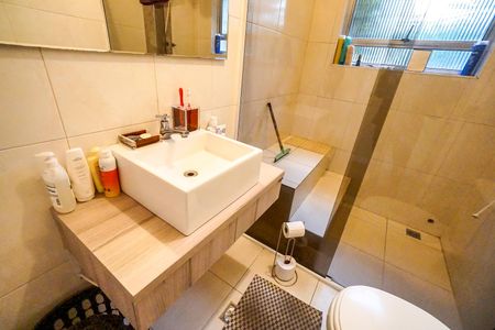 Casa à venda com 80m², 2 quartos e 2 vagas Casa à venda com 80m², 2 quartos e 2 vagasBanheiro