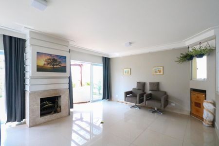 Casa à venda com 253m², 3 quartos e 5 vagas Casa à venda com 253m², 3 quartos e 5 vagasSala