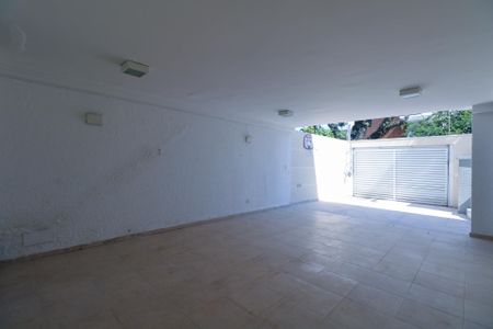 Casa à venda com 253m², 3 quartos e 5 vagas Casa à venda com 253m², 3 quartos e 5 vagasGaragem