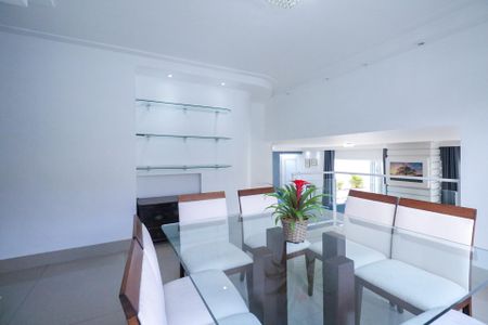 Casa à venda com 253m², 3 quartos e 5 vagas Casa à venda com 253m², 3 quartos e 5 vagasSala de Jantar