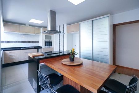 Casa à venda com 253m², 3 quartos e 5 vagas Casa à venda com 253m², 3 quartos e 5 vagasCozinha