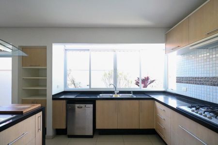 Casa à venda com 253m², 3 quartos e 5 vagas Casa à venda com 253m², 3 quartos e 5 vagasCozinha