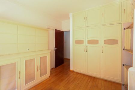 Casa à venda com 253m², 3 quartos e 5 vagas Casa à venda com 253m², 3 quartos e 5 vagasQuarto 2