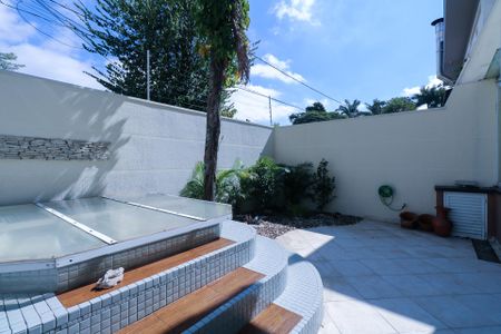 Casa à venda com 253m², 3 quartos e 5 vagas Casa à venda com 253m², 3 quartos e 5 vagasÁrea de Externa - Fundos