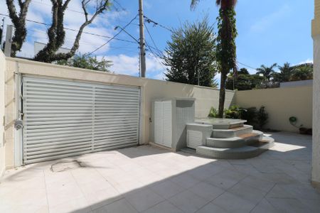 Casa à venda com 253m², 3 quartos e 5 vagas Casa à venda com 253m², 3 quartos e 5 vagasÁrea de Externa - Fundos