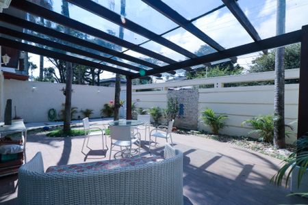 Casa à venda com 253m², 3 quartos e 5 vagas Casa à venda com 253m², 3 quartos e 5 vagasÁrea de Externa - Frente