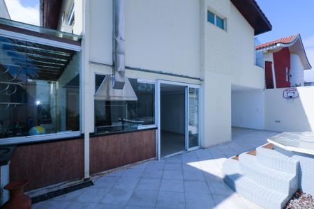 Casa à venda com 253m², 3 quartos e 5 vagas Casa à venda com 253m², 3 quartos e 5 vagasÁrea de Externa - Fundos