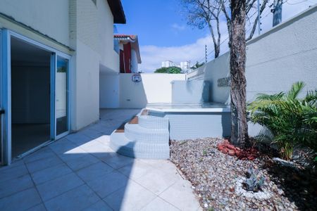 Casa à venda com 253m², 3 quartos e 5 vagas Casa à venda com 253m², 3 quartos e 5 vagasÁrea de Externa - Fundos