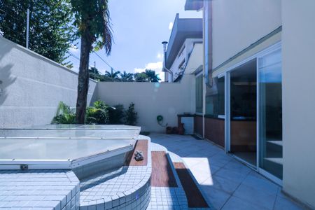 Casa à venda com 253m², 3 quartos e 5 vagas Casa à venda com 253m², 3 quartos e 5 vagasÁrea de Externa - Fundos