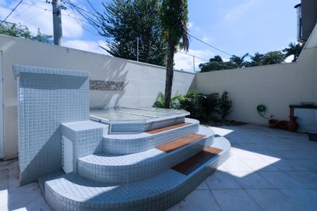 Casa à venda com 253m², 3 quartos e 5 vagas Casa à venda com 253m², 3 quartos e 5 vagasÁrea de Externa - Fundos