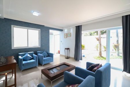 Casa à venda com 253m², 3 quartos e 5 vagas Casa à venda com 253m², 3 quartos e 5 vagasSala