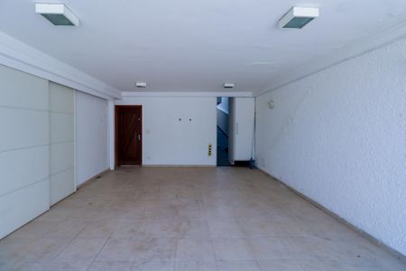 Casa à venda com 253m², 3 quartos e 5 vagas Casa à venda com 253m², 3 quartos e 5 vagasGaragem