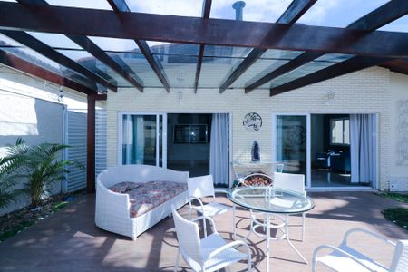 Casa à venda com 253m², 3 quartos e 5 vagas Casa à venda com 253m², 3 quartos e 5 vagasÁrea de Externa - Frente