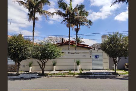 Casa à venda com 253m², 3 quartos e 5 vagas Casa à venda com 253m², 3 quartos e 5 vagasFachada