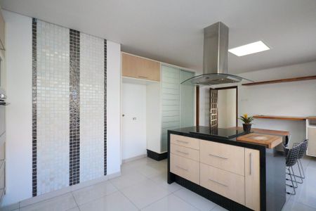 Casa à venda com 253m², 3 quartos e 5 vagas Casa à venda com 253m², 3 quartos e 5 vagasCozinha