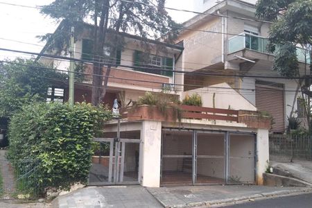 Casa à venda com 242m², 4 quartos e 2 vagas Casa à venda com 242m², 4 quartos e 2 vagasFachada