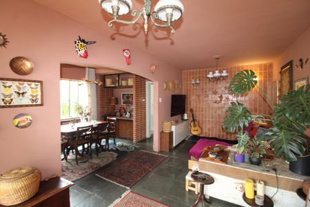 Casa à venda com 242m², 4 quartos e 2 vagasSala