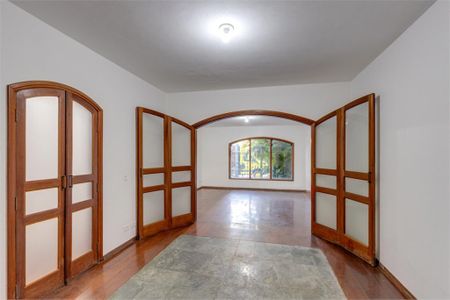 Casa à venda com 230m², 4 quartos e 3 vagas