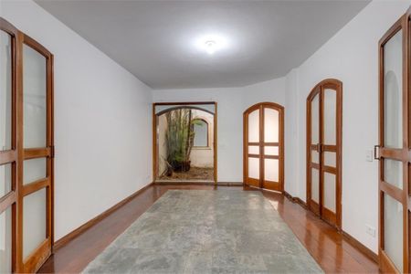 Casa à venda com 230m², 4 quartos e 3 vagas