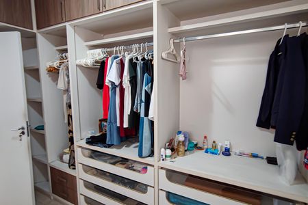 Casa de condomínio para alugar com 540m², 4 quartos e 4 vagas Casa de condomínio para alugar com 540m², 4 quartos e 4 vagasCloset da Suíte 4