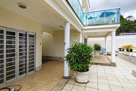 Casa de condomínio para alugar com 540m², 4 quartos e 4 vagas Casa de condomínio para alugar com 540m², 4 quartos e 4 vagasÁrea comum