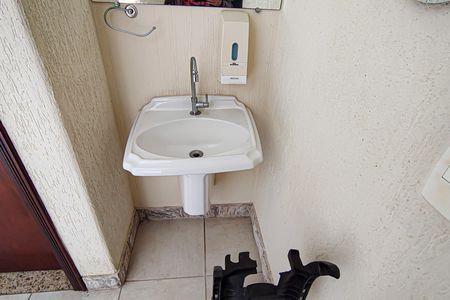 Casa de condomínio para alugar com 540m², 4 quartos e 4 vagas Casa de condomínio para alugar com 540m², 4 quartos e 4 vagasbanheiro da Área comum