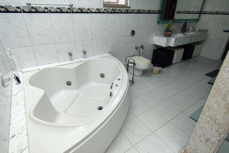 Casa de condomínio para alugar com 540m², 4 quartos e 4 vagas Casa de condomínio para alugar com 540m², 4 quartos e 4 vagasBanheiro da Suíte 4