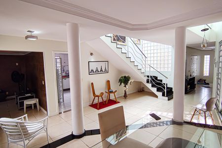 Casa de condomínio para alugar com 540m², 4 quartos e 4 vagas Casa de condomínio para alugar com 540m², 4 quartos e 4 vagasSala