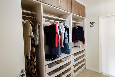 Casa de condomínio para alugar com 540m², 4 quartos e 4 vagas Casa de condomínio para alugar com 540m², 4 quartos e 4 vagasCloset da Suíte 4