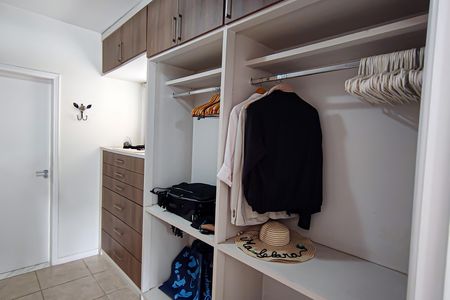 Casa de condomínio para alugar com 540m², 4 quartos e 4 vagas Casa de condomínio para alugar com 540m², 4 quartos e 4 vagasCloset da Suíte 4