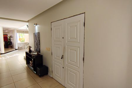 Casa de condomínio para alugar com 540m², 4 quartos e 4 vagas Casa de condomínio para alugar com 540m², 4 quartos e 4 vagasCorredor