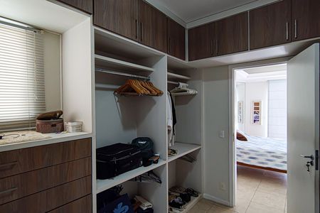 Casa de condomínio para alugar com 540m², 4 quartos e 4 vagas Casa de condomínio para alugar com 540m², 4 quartos e 4 vagasCloset da Suíte 4