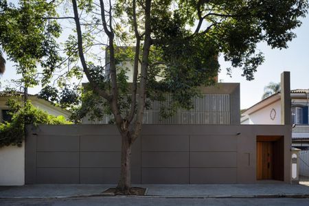 Casa à venda com 620m², 5 quartos e 4 vagas Casa à venda com 620m², 5 quartos e 4 vagasFachada