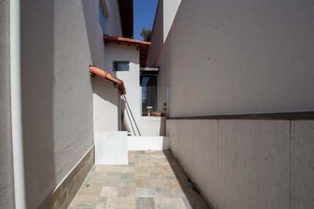 Casa à venda com 220m², 3 quartos e 7 vagasQuintal