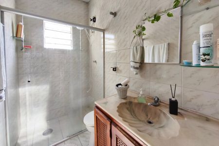 Casa à venda com 180m², 4 quartos e 2 vagas Casa à venda com 180m², 4 quartos e 2 vagasEdícula - Banheiro