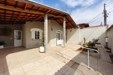 Casa à venda com 180m², 4 quartos e 2 vagas Casa à venda com 180m², 4 quartos e 2 vagasQuintal - Garagem