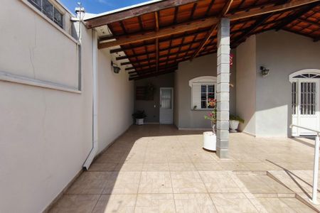 Casa à venda com 180m², 4 quartos e 2 vagas Casa à venda com 180m², 4 quartos e 2 vagasQuintal - Garagem