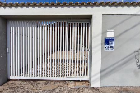 Casa à venda com 180m², 4 quartos e 2 vagas Casa à venda com 180m², 4 quartos e 2 vagasFachada