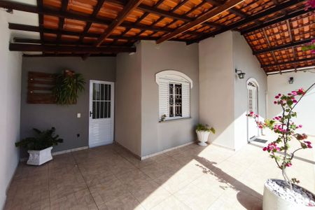 Casa à venda com 180m², 4 quartos e 2 vagas Casa à venda com 180m², 4 quartos e 2 vagasQuintal - Garagem