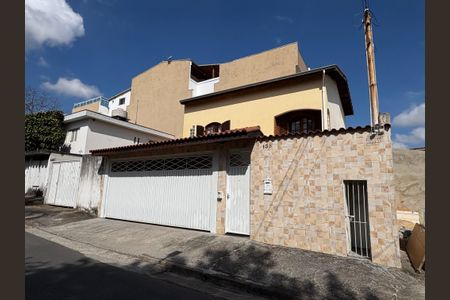 Casa à venda com 147m², 3 quartos e 3 vagas Casa à venda com 147m², 3 quartos e 3 vagasFachada
