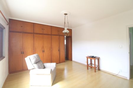 Casa à venda com 240m², 3 quartos e 2 vagasSuíte