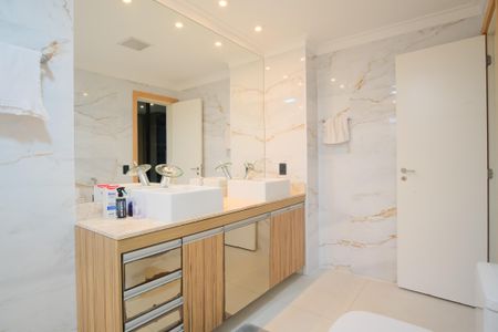 Apartamento para alugar com 224m², 3 quartos e 4 vagasBanheiro 1 da Suíte 1