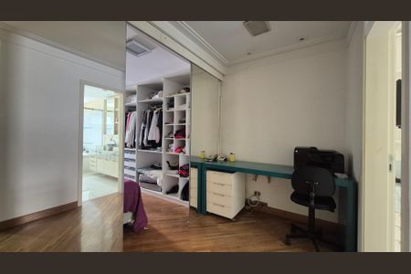 Casa de condomínio à venda com 470m², 3 quartos e 6 vagas Casa de condomínio à venda com 470m², 3 quartos e 6 vagasQuarto