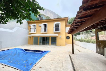 Casa à venda com 430m², 5 quartos e 2 vagas Casa à venda com 430m², 5 quartos e 2 vagasÁrea comum