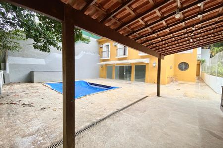 Casa à venda com 430m², 5 quartos e 2 vagas Casa à venda com 430m², 5 quartos e 2 vagasÁrea comum