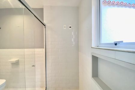 Casa à venda com 430m², 5 quartos e 2 vagas Casa à venda com 430m², 5 quartos e 2 vagasBanheiro Social