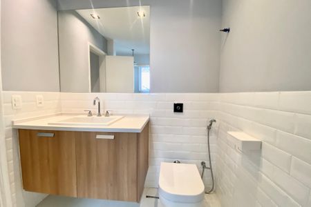 Casa à venda com 430m², 5 quartos e 2 vagas Casa à venda com 430m², 5 quartos e 2 vagasBanheiro Social
