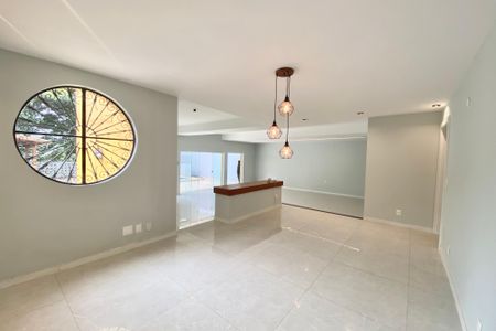 Casa à venda com 430m², 5 quartos e 2 vagas Casa à venda com 430m², 5 quartos e 2 vagasSala de jantar