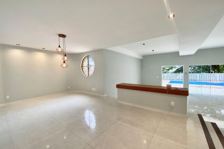 Casa à venda com 430m², 5 quartos e 2 vagas Casa à venda com 430m², 5 quartos e 2 vagasSala de jantar