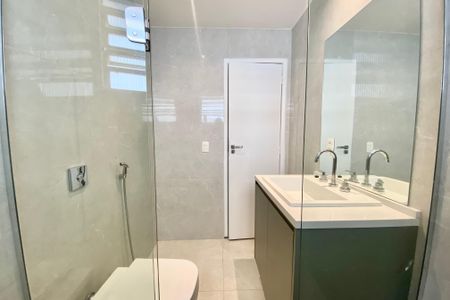 Casa à venda com 430m², 5 quartos e 2 vagas Casa à venda com 430m², 5 quartos e 2 vagasBanheiro da Suíte 1